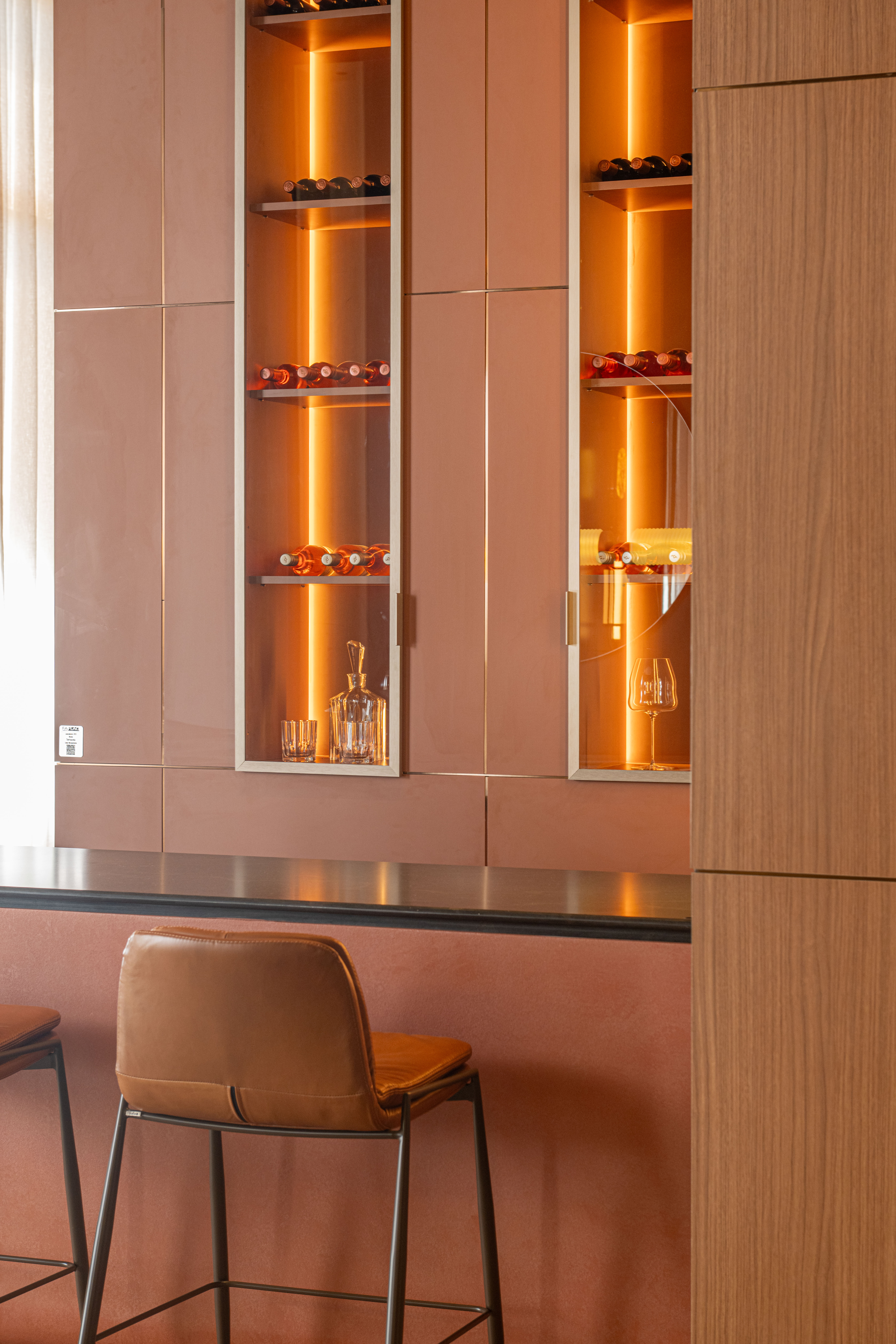 pared de ceramicos con perfiles 7 mm en dorado